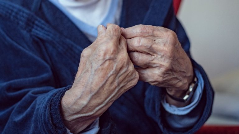 Über den Sterbewunsch - Im Bild sind die Hände eines alten Mannes.