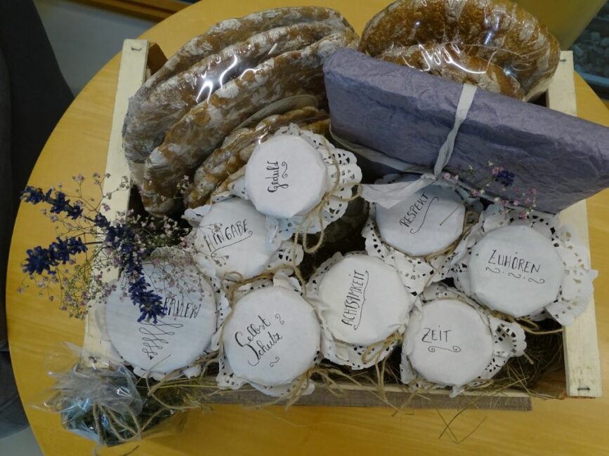 Der Geschenkkorb fürs Tageshospiz mit den beschrifteten Werten
