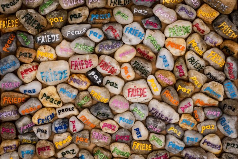 Steine mit Aufschrift - Frieden in allen Sprachen
