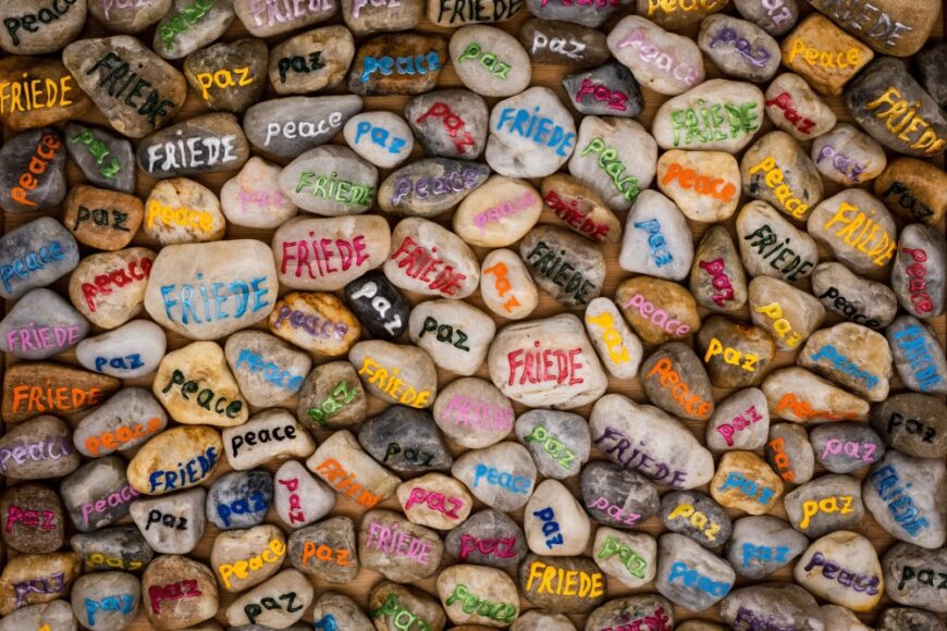Steine mit Aufschrift - Frieden in allen Sprachen