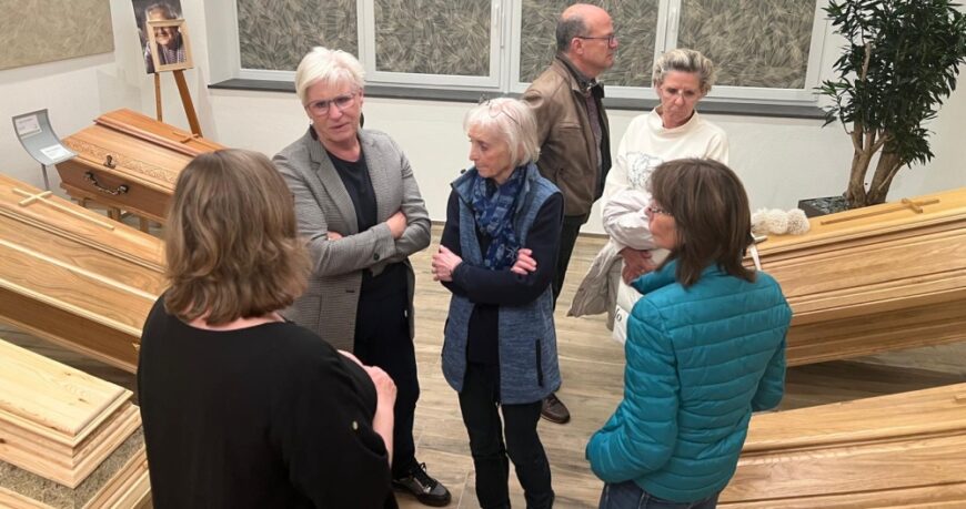 Ehrenamtliche beim Besuch Bestattung Dellemann