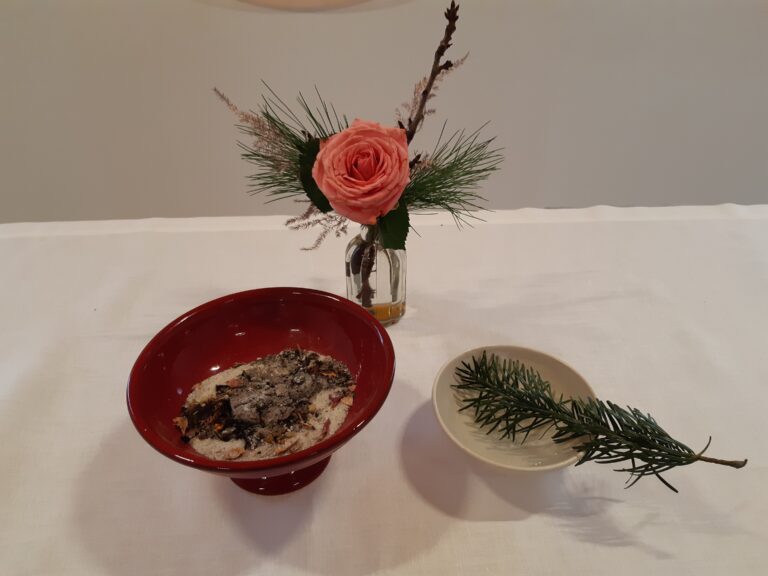 Weihrauch und Weihwasser mit Rose