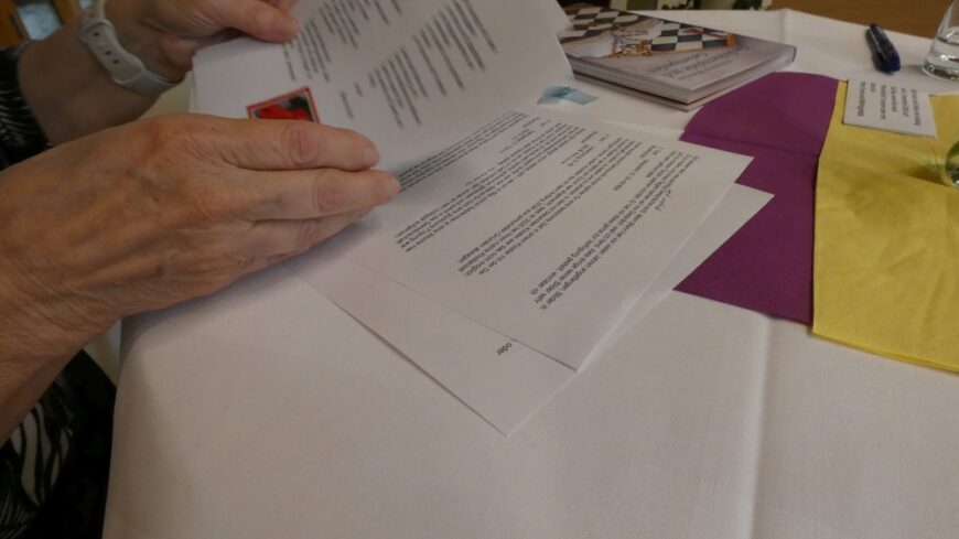 Texte am Tisch bei Lesung