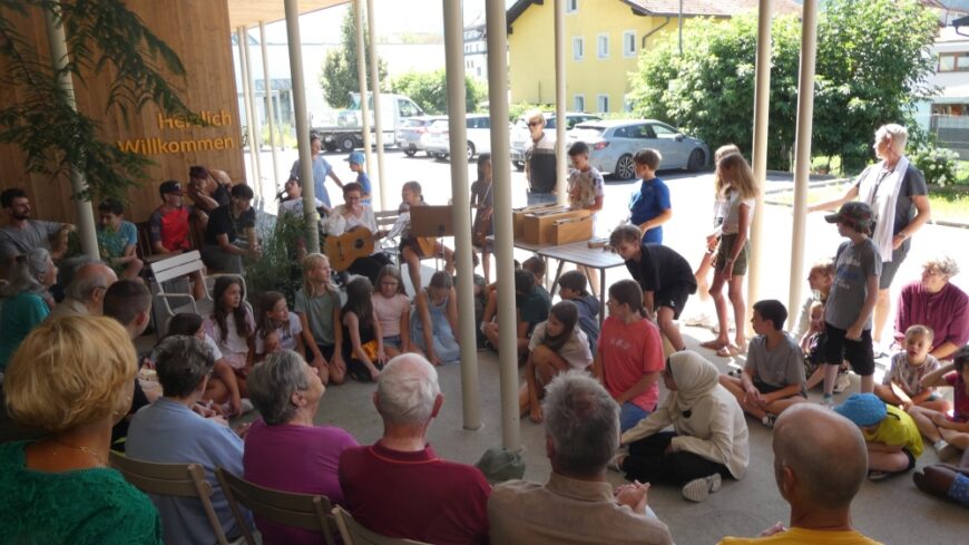 Die Kinder beim Schlulabschluss vor dem Hospizhaus