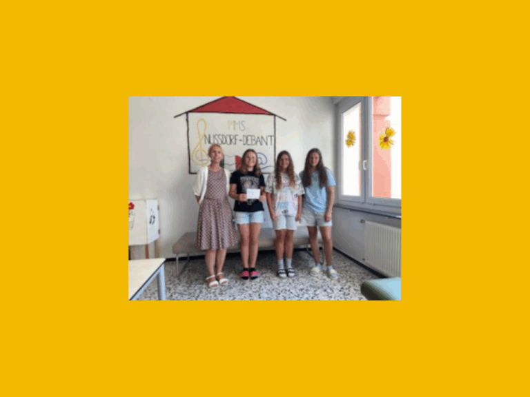 Vier Schülerinnen übergeben die Spende