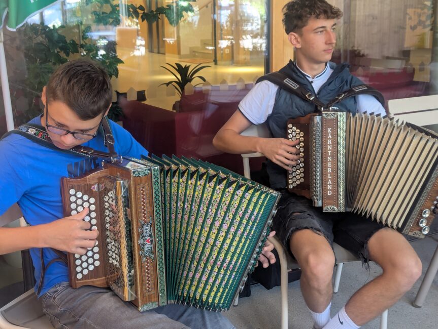 2 junge Männer spielen Ziehharmonika