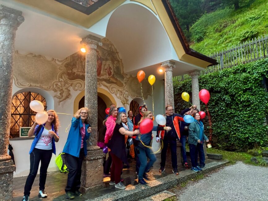Luftballone vor der Kapelle