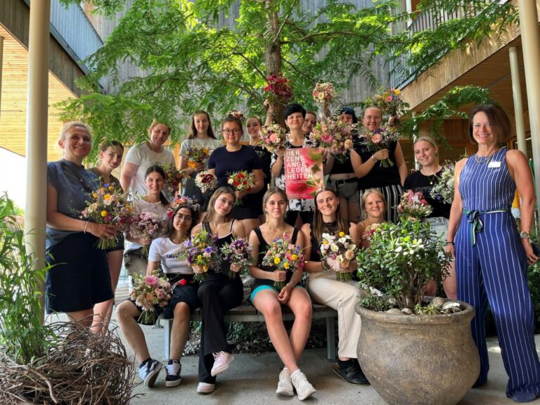 Die Florist*innen bei der Übergabe der wunderschönen Sträuße