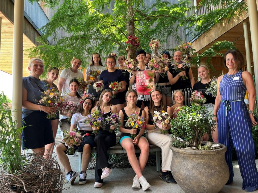 Die Florist*innen bei der Übergabe der wunderschönen Sträuße