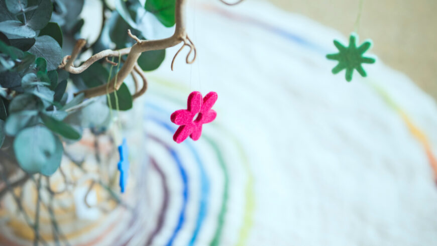 Eine Pflanz an der zwei Sterne aus Filz hänge