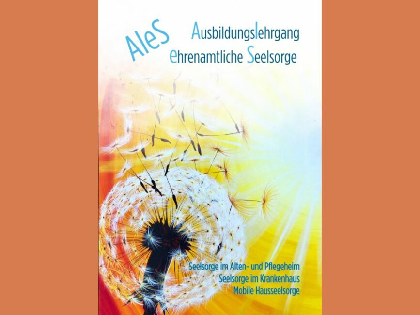 Ein farbenfrohes, handgemaltes Bild zeigt eine leuchtende Pusteblume, die sich über die rechte Bildhälfte erstreckt, während ihre Schirmchen in den Himmel aufsteigen. Im Hintergrund strahlt eine goldene Sonne hell. Über dem Bild steht in Blau die Abkürzung "AleS" und der Titel "Ausbildungslehrgang ehrenamtliche Seelsorge". Am unteren Rand sind in blauer Schrift die Einsatzbereiche "Seelsorge im Alten- und Pflegeheim", "Seelsorge im Krankenhaus" und "Mobile Hausseelsorge" aufgelistet.