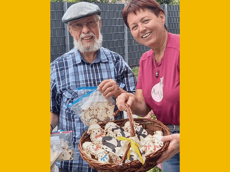 Herr Sonnweber überreicht Sabine Hosp seine Holztiere