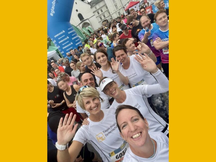 Das Hospizteam winkt in die Kamera