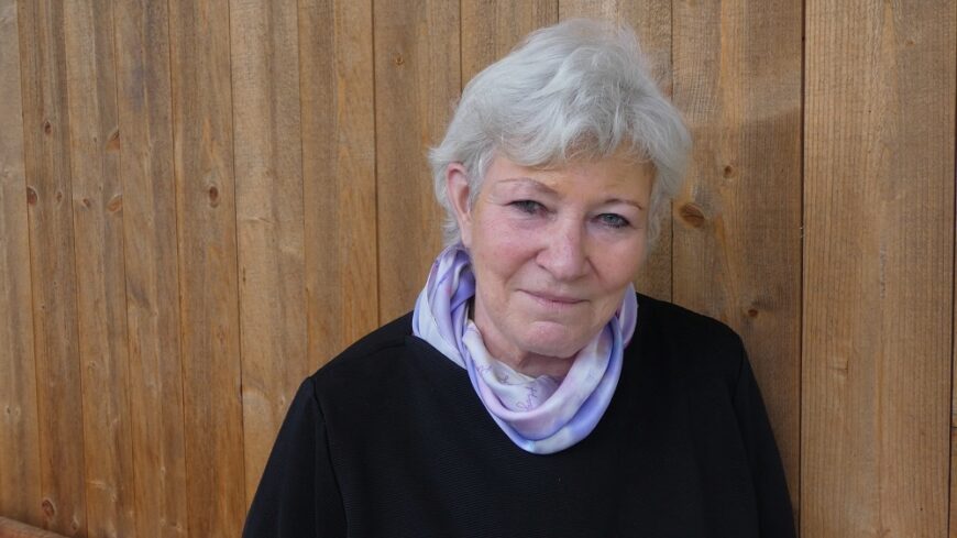 Portrait vor Holzvertäfelung