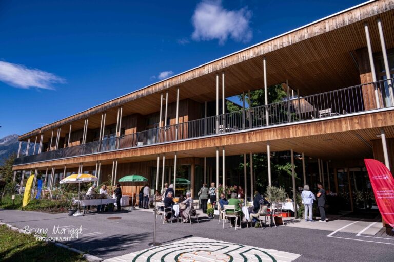 Blick auf das Hospizhaus am Tag der offenen Tür mit Tischen, Getränkestand und Kinderspielbereich