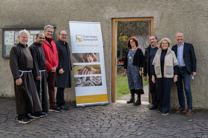 Die freudigen Vertreter der Organisationen vor der Tür ins neue Krankenzimmer im Kapuzinerkloster Innsbruck