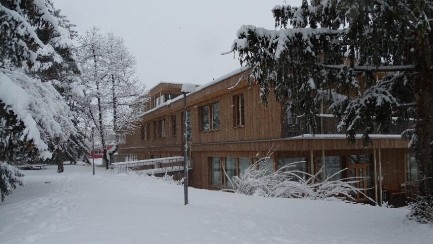 Das Hospizhaus von hinten im Schnee
