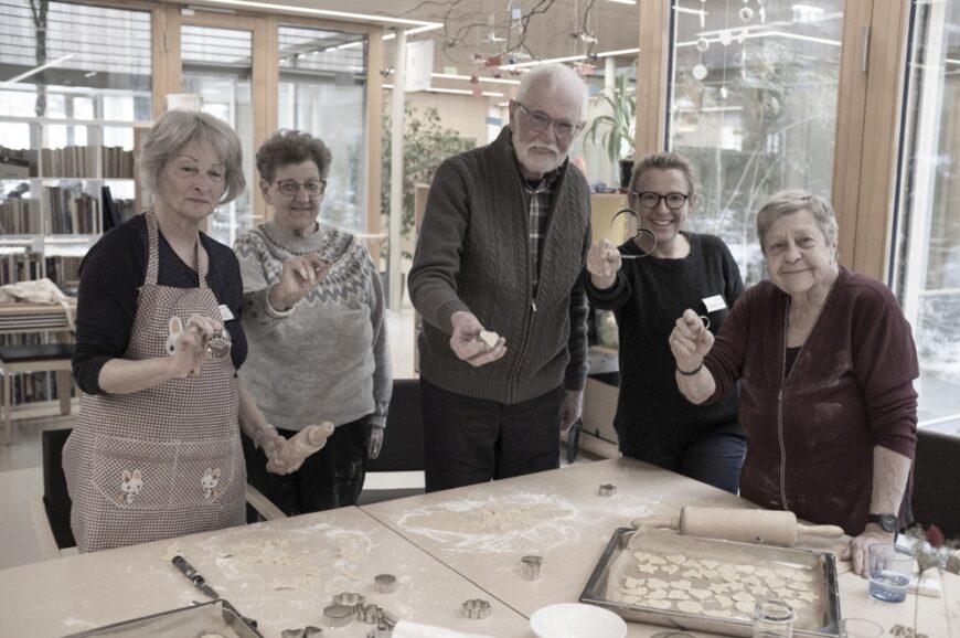 Die stolzen Bäckerinnen halten ihre Kekse in der Hand